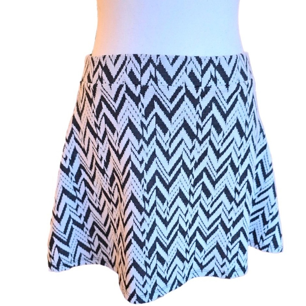 Mango Chevron Mini Skirt‎ Womens XS Black White Zig Zag Flare Knit Skater Casual